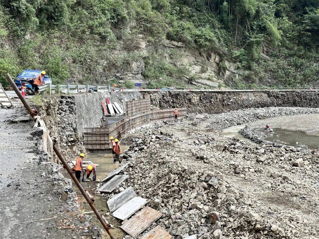 这两条城乡路建设正全速推进中→ag真人旗舰重大项目建设丨万山