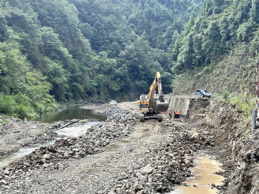 这两条城乡路建设正全速推进中→ag真人旗舰重大项目建设丨万山(图2)